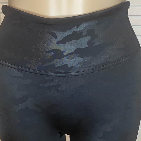SPANX Vegan Faux Leather Matte Black Camo Leggings 20185R Size Small EUC - Picture 3 of 8